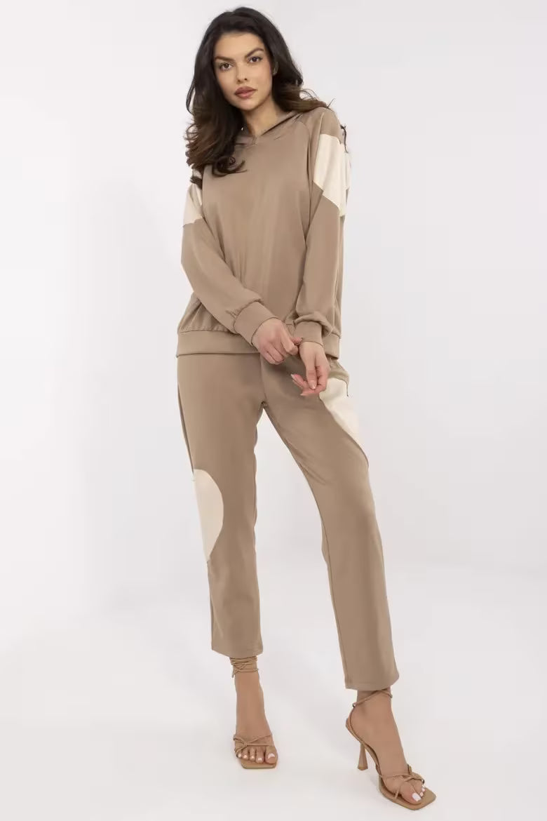 Set de hanorac si pantaloni crop cu detalii cu inima